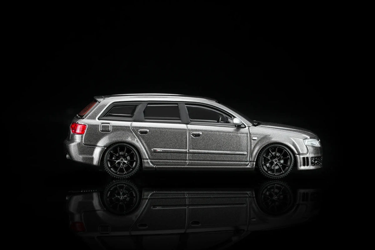 (PRE-ORDER) Audi RS4 B7 2005 Grey Pearl Motorhelix 1/64 M68308