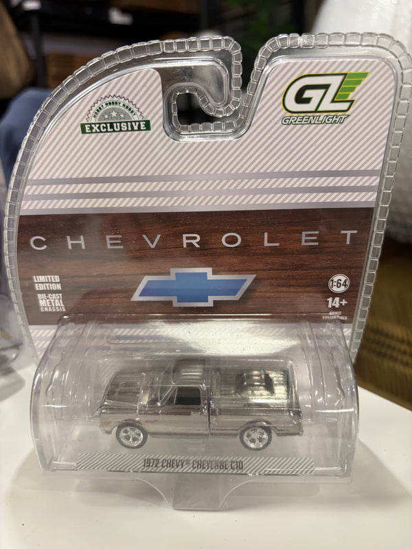 Chase Silver Chrome 1972 Chevrolet Cheyenne C10 Short Bed White Greenlight Hobby Exclusive 1:64 30566chaseSilverchrome