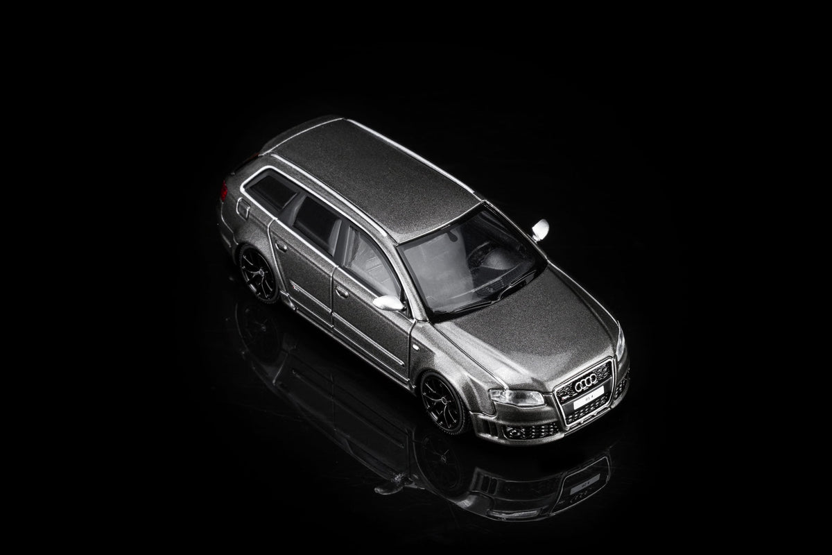 (PRE-ORDER) Audi RS4 B7 2005 Grey Pearl Motorhelix 1/64 M68308