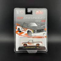 Chase 1992 Chevrolet C1500 SS 454 Two-Tone White with Grey M2 Machines 1/64 scale